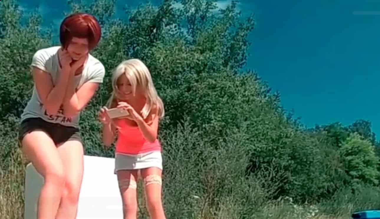 Crush Fetish - Tow Girls Crushing Big Tarantula Spider under Feet