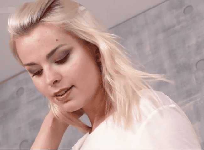 Crush Fetish - Beautiful and Heartless Girl Crushes Fishes Without Mercy