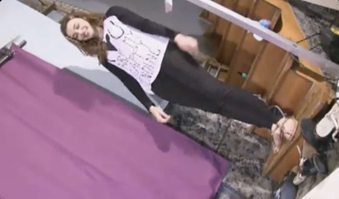 Crush Fetish - Beautiful Spanish Girl Exterminates a Crowd of Crawdads Using Her Feet in Flat Sandals