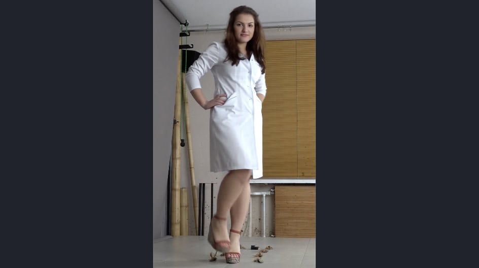 Crush Fetish - Beautiful Nurse Crushing Crawdads Under Her Sexy Feet in Wedge Sandals